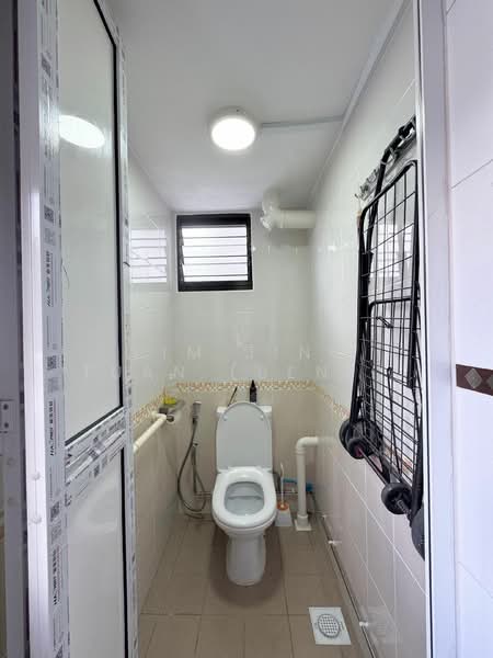 271 Queen Street, 271 Queen Street, 2 Bedrooms, 646 sqft, HDB Flat For Rent, by Lim Jing Tuan (Benedict), 500055437 - Bathroom - PropertyGuru.com.sg