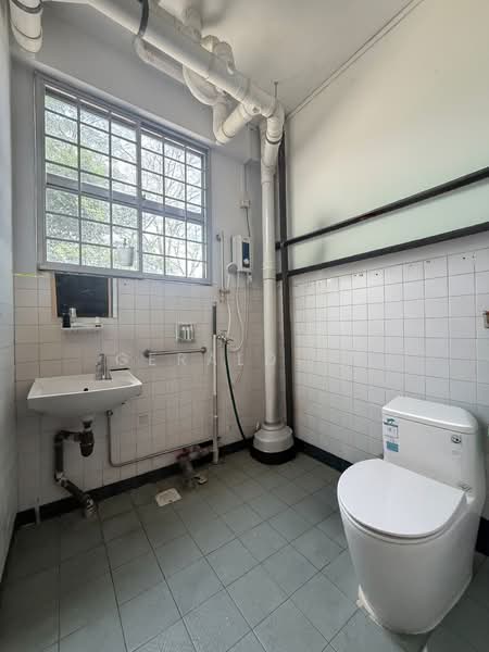 1214 upper Thomson road Walk-up Apartment For Sale at S$ 1,750,000 | PropertyGuru Singapore - Bathroom