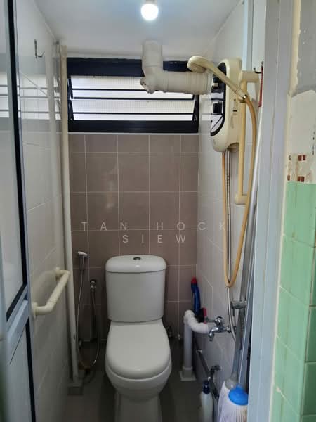 502 Bedok North Street 3 HDB Flat For Sale at S$ 408,000 | PropertyGuru Singapore - Bathroom
