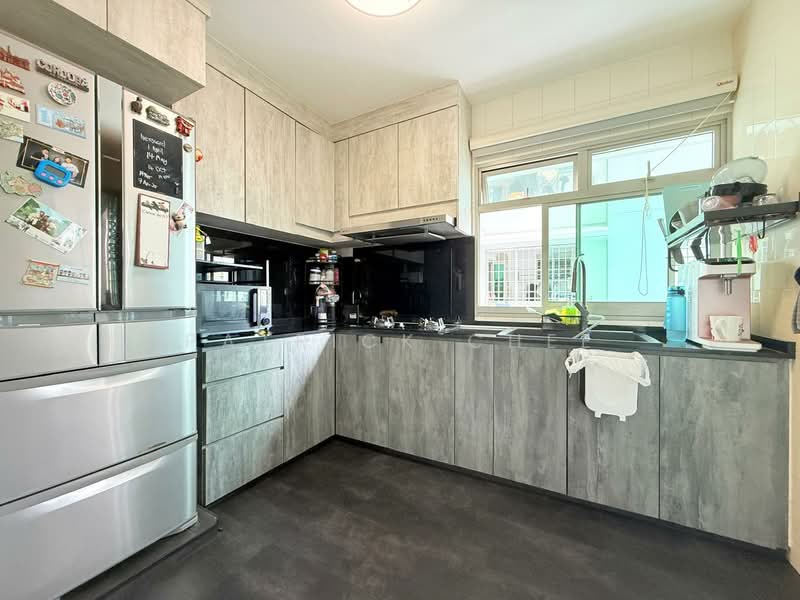 272B Sengkang Central HDB Flat For Sale at S$ 850,000 | PropertyGuru Singapore - Kitchen
