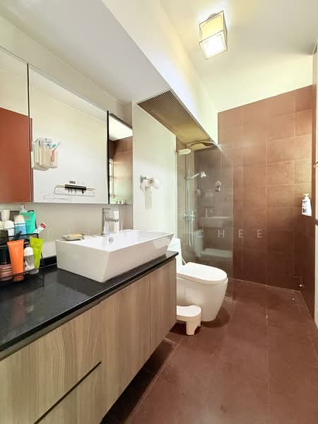 272B Sengkang Central HDB Flat For Sale at S$ 850,000 | PropertyGuru Singapore - Bathroom