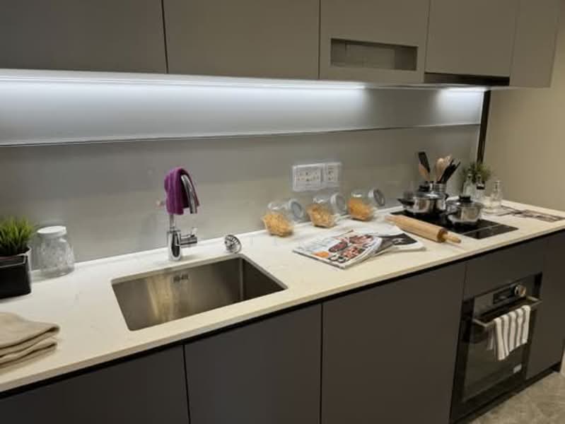 Bugis MRT Condo - 4.3% Rental Yield (Currently $6500) Condominium For Sale at S$ 1,799,999 | PropertyGuru Singapore - Kitchen