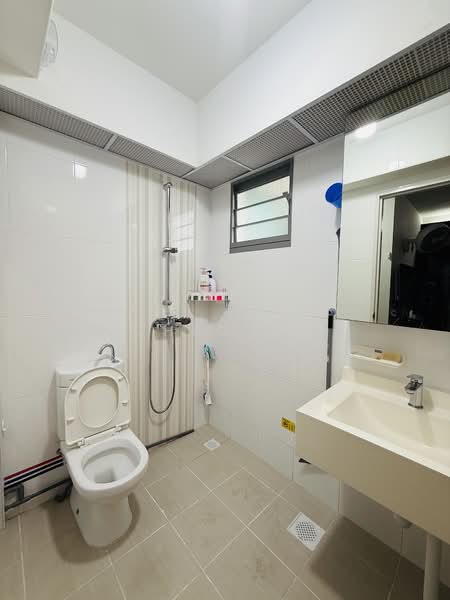 37 Margaret Drive HDB Flat For Sale at S$ 948,000 | PropertyGuru Singapore - Bathroom