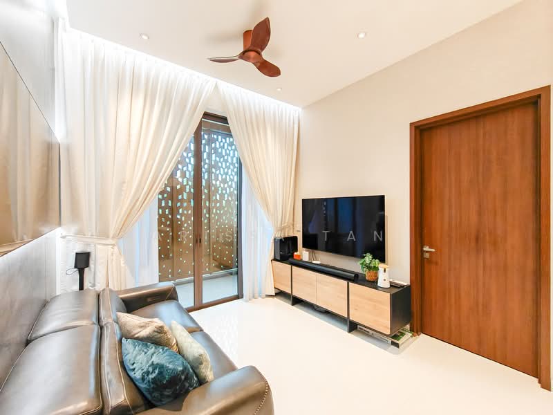 Parksuites, 18 Holland Grove Road, 2 Bedrooms, 700 sqft, Condominium For Rent, by Arissa Tan, 500055626 - PropertyGuru.com.sg