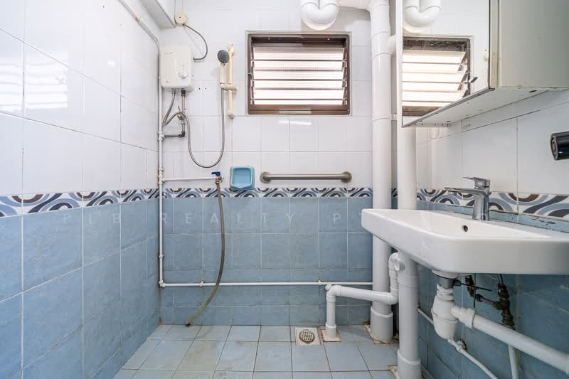3 Bedok South Avenue 1 HDB Flat For Sale at S$ 400,000 | PropertyGuru Singapore - Bathroom