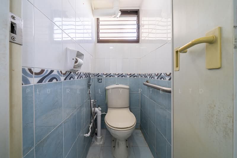 3 Bedok South Avenue 1 HDB Flat For Sale at S$ 400,000 | PropertyGuru Singapore - Bathroom