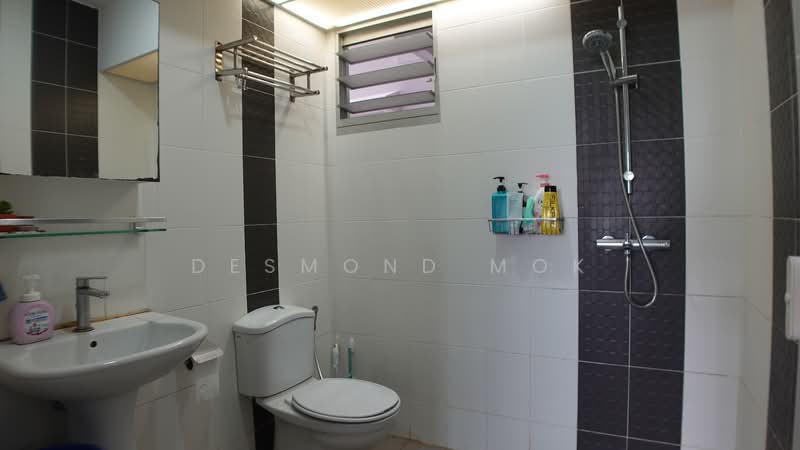 815B Choa Chu Kang Avenue 7 HDB Flat For Sale at S$ 820,000 | PropertyGuru Singapore - Bathroom