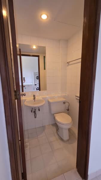 Gold Coast Condo, 360 Pasir Panjang Road, 4 Bedrooms, 1,830 sqft, Condominium For Rent, by Rachel Ang, 500055658 - Bathroom - PropertyGuru.com.sg