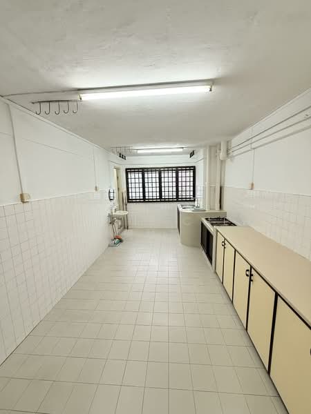 605 Ang Mo Kio Avenue 5 HDB Flat For Sale at S$ 425,000 | PropertyGuru Singapore - Kitchen