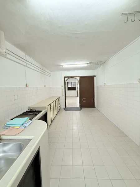 605 Ang Mo Kio Avenue 5 HDB Flat For Sale at S$ 425,000 | PropertyGuru Singapore - Kitchen
