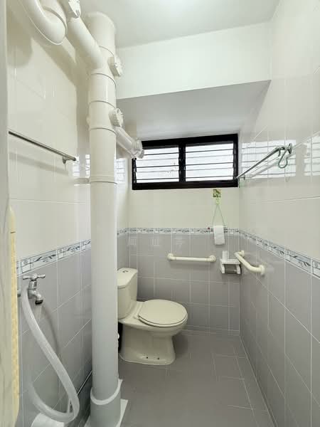 605 Ang Mo Kio Avenue 5 HDB Flat For Sale at S$ 425,000 | PropertyGuru Singapore - Bathroom