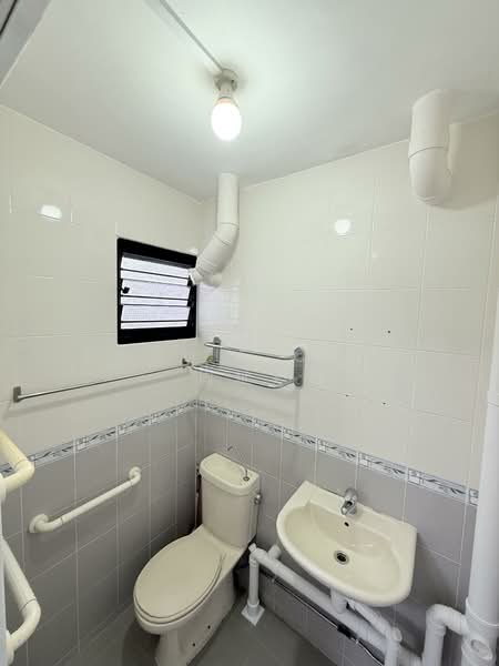 605 Ang Mo Kio Avenue 5 HDB Flat For Sale at S$ 425,000 | PropertyGuru Singapore - Bathroom