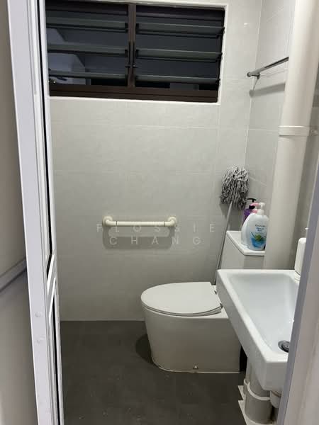 443 Clementi Avenue 3, 443 Clementi Avenue 3, 2 Bedrooms, 789 sqft, HDB Flat For Rent, by Flossie Chang, 500055750 - Bathroom - PropertyGuru.com.sg