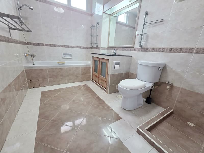 West Coast Road, Clementi, Pasir Panjang, , 5 Bedrooms, 4,000 sqft, Semi-Detached House For Rent, by Christine Teo, 500055751 - Bathroom - PropertyGuru.com.sg