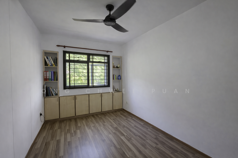 453 Choa Chu Kang Avenue 4 HDB Flat For Sale at S$ 640,000 | PropertyGuru Singapore - Spacious Common Bedroom