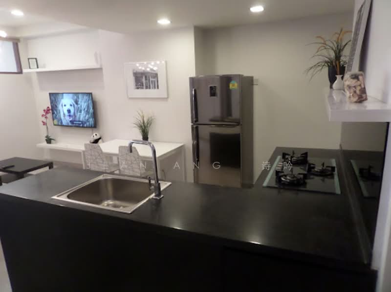 International Plaza Apartment For Sale at S$ 1,470,000 | PropertyGuru Singapore - Kitchen