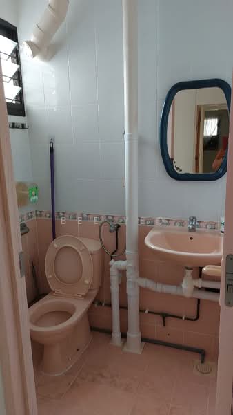330 Clementi Avenue 2 HDB Flat For Sale at S$ 500,000 | PropertyGuru Singapore - Bathroom