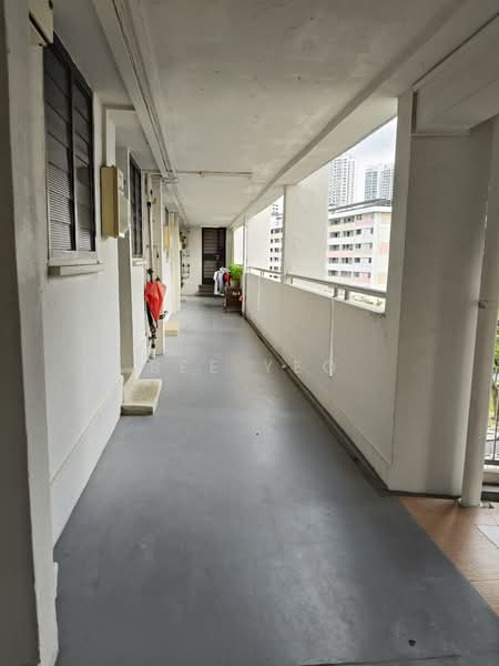 330 Clementi Avenue 2 HDB Flat For Sale at S$ 500,000 | PropertyGuru Singapore - Corridor