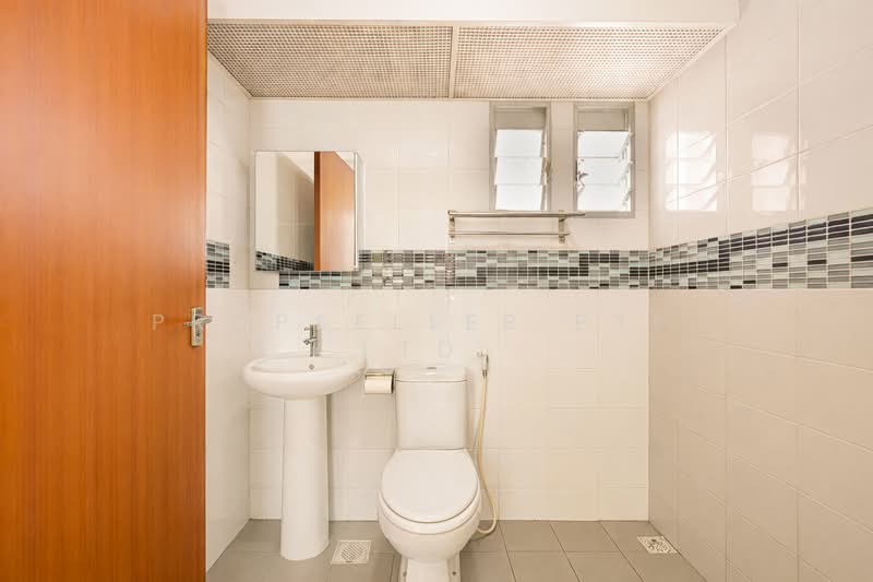 208C Punggol Place HDB Flat For Sale at S$ 650,000 | PropertyGuru Singapore - Bathroom