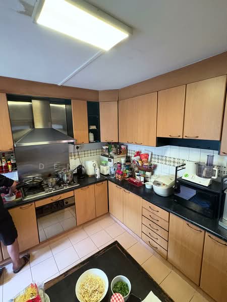 255 Pasir Ris Street 21 HDB Flat For Sale at S$ 620,000 | PropertyGuru Singapore - Kitchen