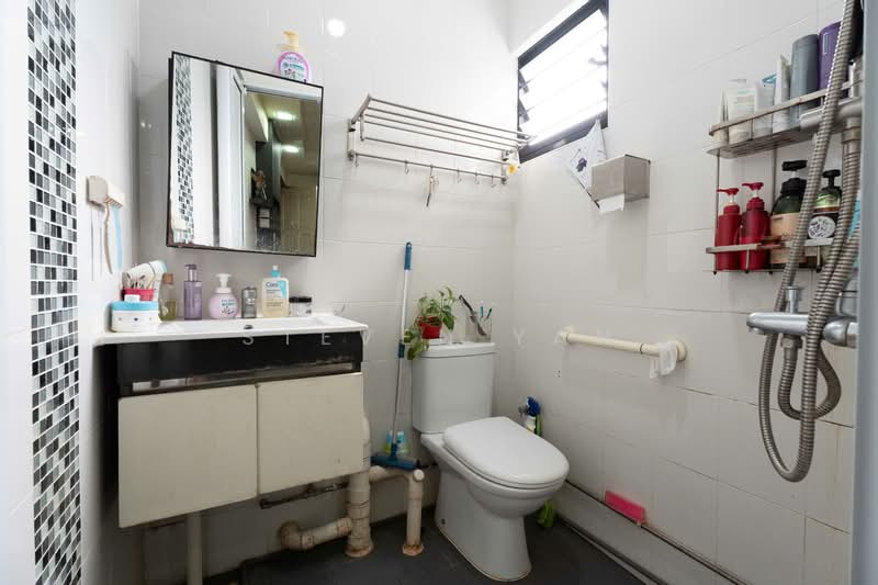 228 Serangoon Avenue 4 HDB Flat For Sale at S$ 640,000 | PropertyGuru Singapore - Bathroom