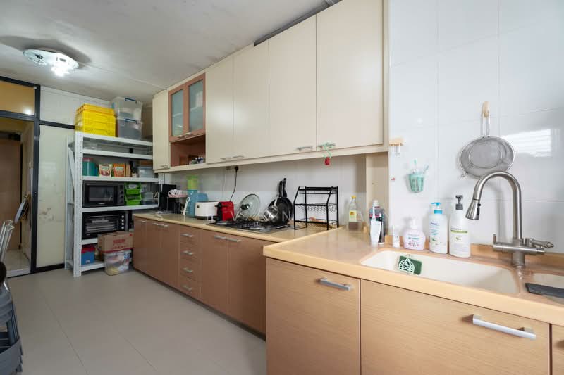 228 Serangoon Avenue 4 HDB Flat For Sale at S$ 640,000 | PropertyGuru Singapore - Kitchen