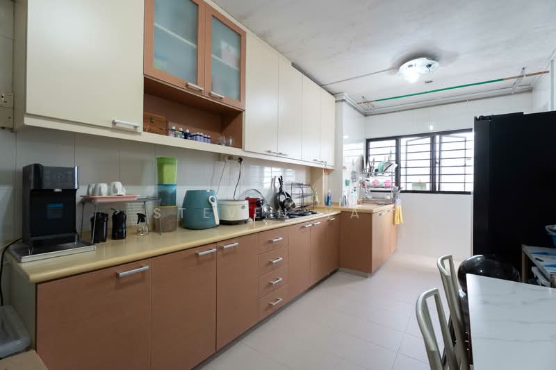 228 Serangoon Avenue 4 HDB Flat For Sale at S$ 640,000 | PropertyGuru Singapore - Kitchen