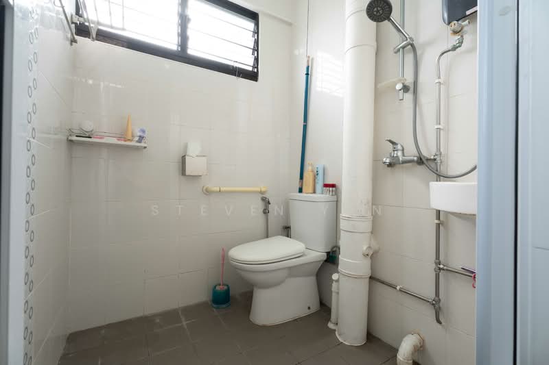 228 Serangoon Avenue 4 HDB Flat For Sale at S$ 640,000 | PropertyGuru Singapore - Bathroom