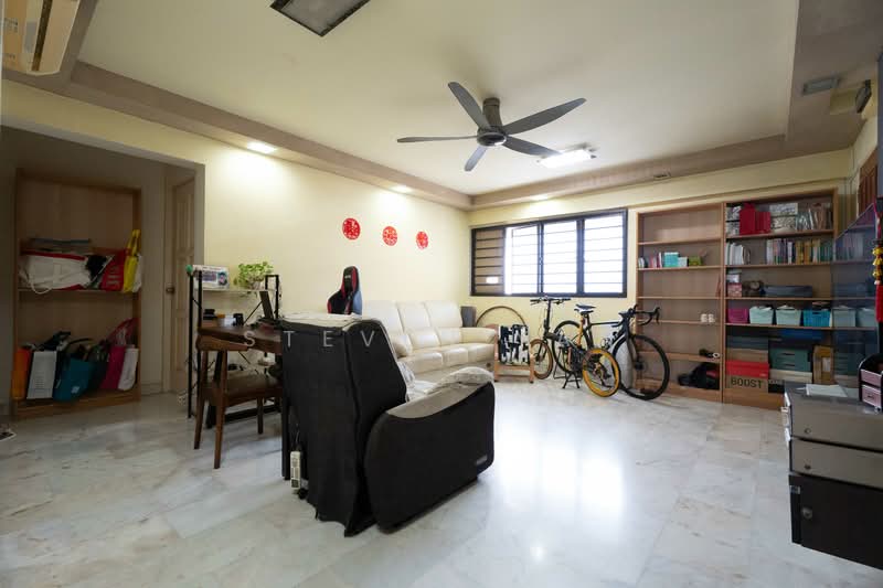 228 Serangoon Avenue 4 HDB Flat For Sale at S$ 640,000 | PropertyGuru Singapore - Living Room