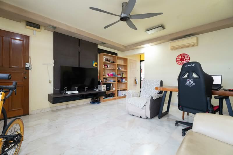 228 Serangoon Avenue 4 HDB Flat For Sale at S$ 640,000 | PropertyGuru Singapore - Living Room