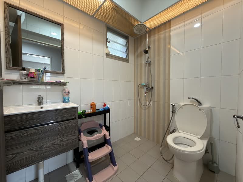 446A Bukit Batok West Avenue 8 HDB Flat For Sale at S$ 780,000 | PropertyGuru Singapore - Bathroom