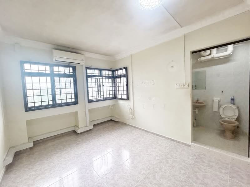950 Hougang Street 91 HDB Flat For Sale at S$ 638,000 | PropertyGuru Singapore - Bathroom