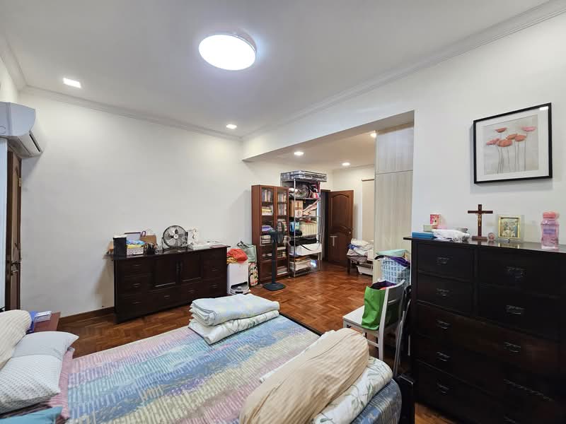 Linked Bungalow At Sunset Way! Large Land Size! 1Km to Nan Hua Pri Sch! Bungalow House For Sale at S$ 10,499,000 | PropertyGuru Singapore - Common Bedroom