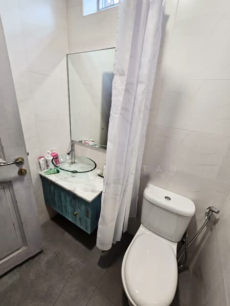 Linked Bungalow At Sunset Way! Large Land Size! 1Km to Nan Hua Pri Sch! Bungalow House For Sale at S$ 10,499,000 | PropertyGuru Singapore - Common Bathroom