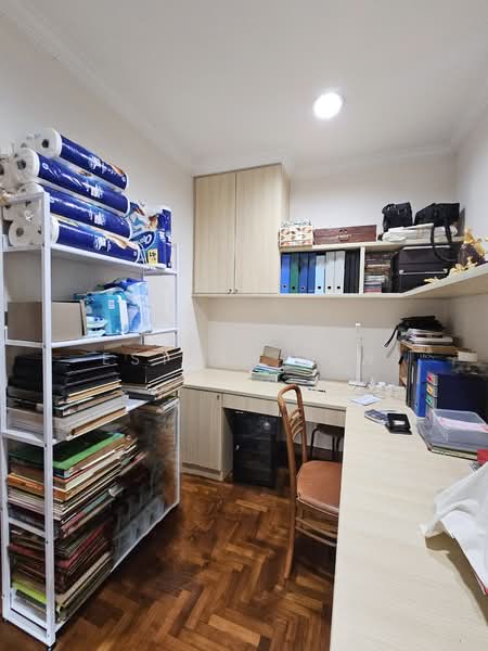 Linked Bungalow At Sunset Way! Large Land Size! 1Km to Nan Hua Pri Sch! Bungalow House For Sale at S$ 10,499,000 | PropertyGuru Singapore - Level 2 Study