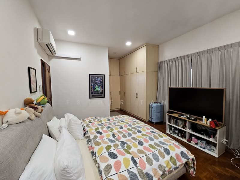Linked Bungalow At Sunset Way! Large Land Size! 1Km to Nan Hua Pri Sch! Bungalow House For Sale at S$ 10,499,000 | PropertyGuru Singapore - Master Bedroom