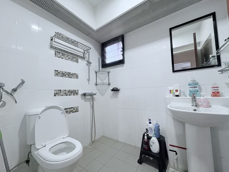 546C Segar Road HDB Flat For Sale at S$ 699,900 | PropertyGuru Singapore - Bathroom