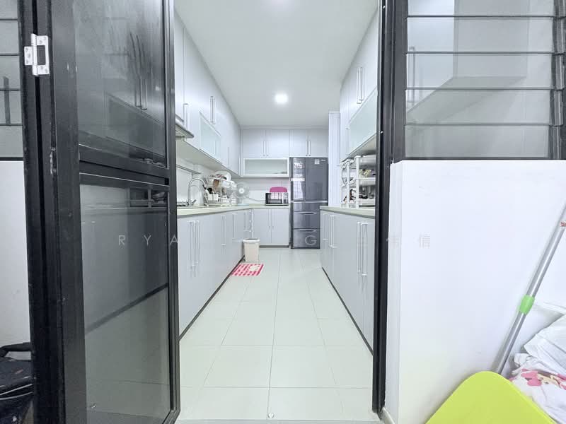 546C Segar Road HDB Flat For Sale at S$ 699,900 | PropertyGuru Singapore - Kitchen