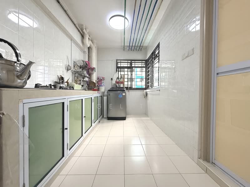 692B Choa Chu Kang Crescent HDB Flat For Sale at S$ 530,000 | PropertyGuru Singapore - Kitchen