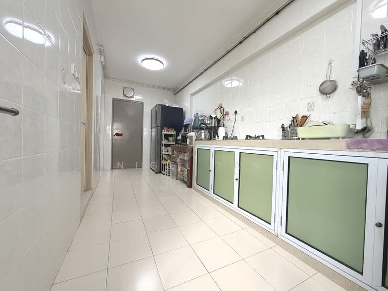 692B Choa Chu Kang Crescent HDB Flat For Sale at S$ 530,000 | PropertyGuru Singapore - Kitchen