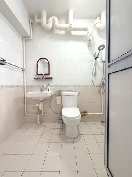692B Choa Chu Kang Crescent HDB Flat For Sale at S$ 530,000 | PropertyGuru Singapore - Bathroom