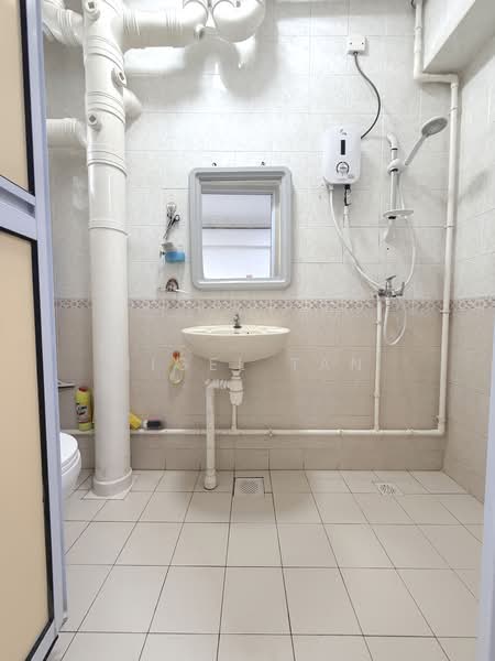 692B Choa Chu Kang Crescent HDB Flat For Sale at S$ 530,000 | PropertyGuru Singapore - Bathroom