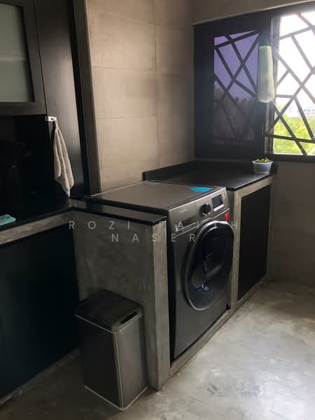 124 Tampines Street 11 HDB Flat For Sale at S$ 949,000 | PropertyGuru Singapore - Kitchen
