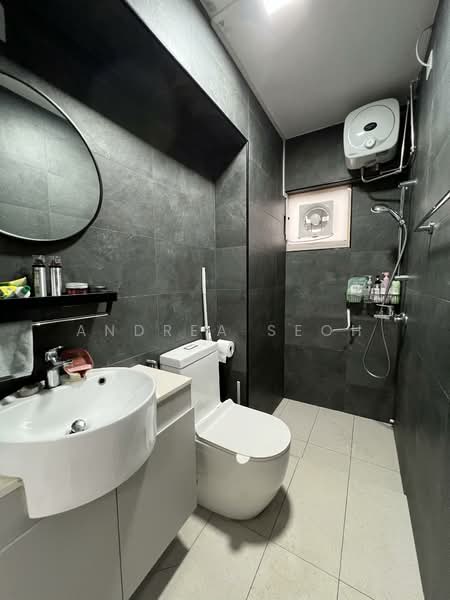 181 Jelebu Road HDB Flat For Sale at S$ 795,000 | PropertyGuru Singapore - Common bath