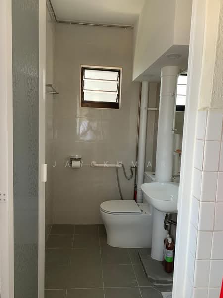 477 Jurong West Street 41 HDB Flat For Sale at S$ 425,000 | PropertyGuru Singapore - Bathroom