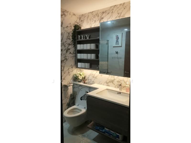Queens Peak Condominium For Sale at S$ 2,680,000 | PropertyGuru Singapore - Bathroom