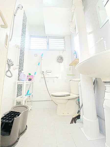 929 Jurong West Street 92 HDB Flat For Sale at S$ 418,888 | PropertyGuru Singapore - Bathroom