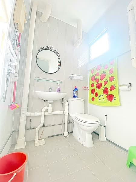 929 Jurong West Street 92 HDB Flat For Sale at S$ 418,888 | PropertyGuru Singapore - Bathroom