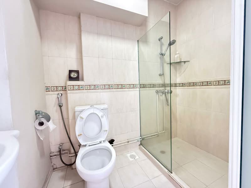 81A Lorong 4 Toa Payoh HDB Flat For Sale at S$ 1,000,000 | PropertyGuru Singapore - Bathroom