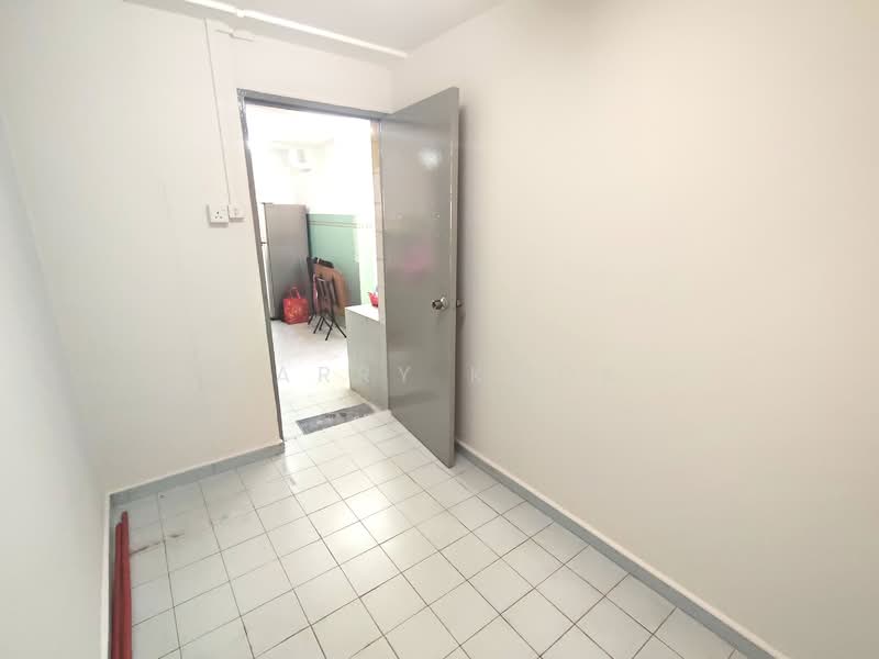 57 Lorong 5 Toa Payoh HDB Flat For Sale at S$ 348,000 | PropertyGuru Singapore - Kitchen